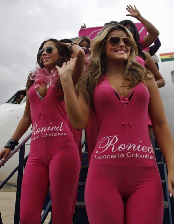 Desfile de lingeries dentro de avião na Bolívia