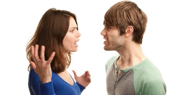 homem e mulher brigando