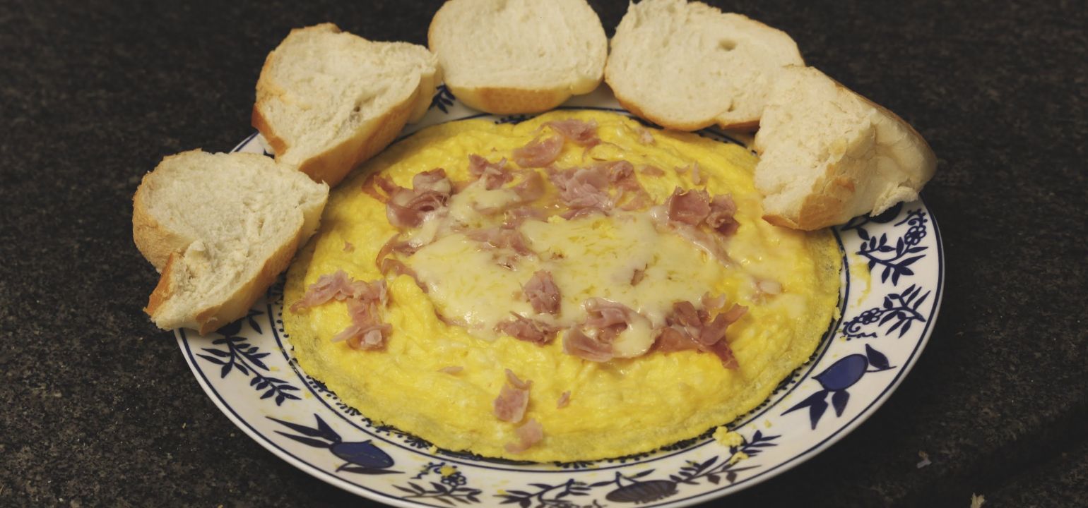 Aprenda como fazer omelete de presunto e queijo no micro-ondas