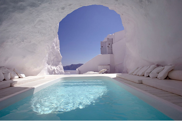 Neste piscina em uma caverna em Satorini, Grécia.