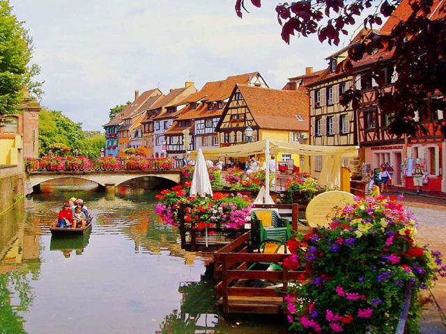 Um pequeno barco em Colmar, France