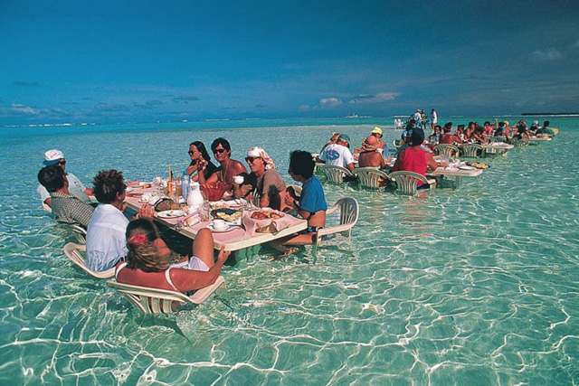 Neste restaurante no mar em Bora Bora.