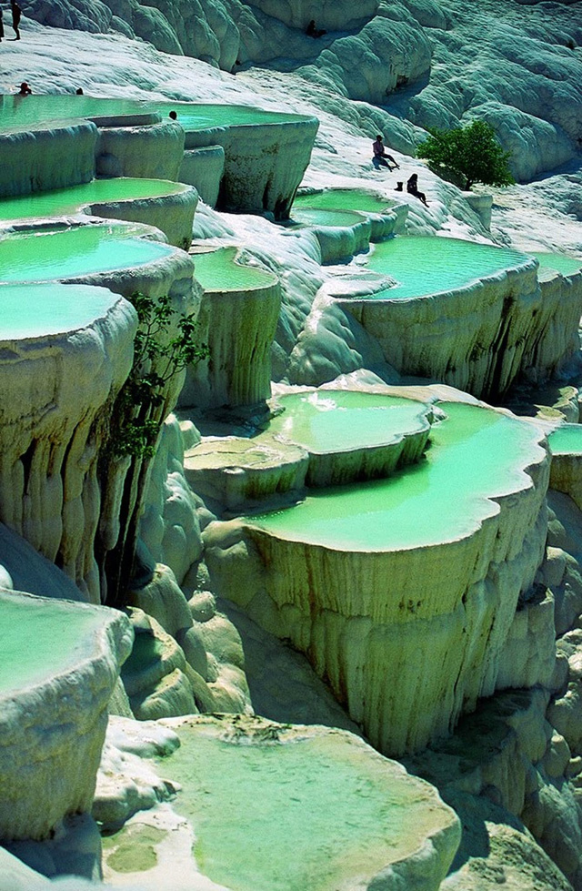 Em uma piscina natural no rok Pamukke, Turquia.