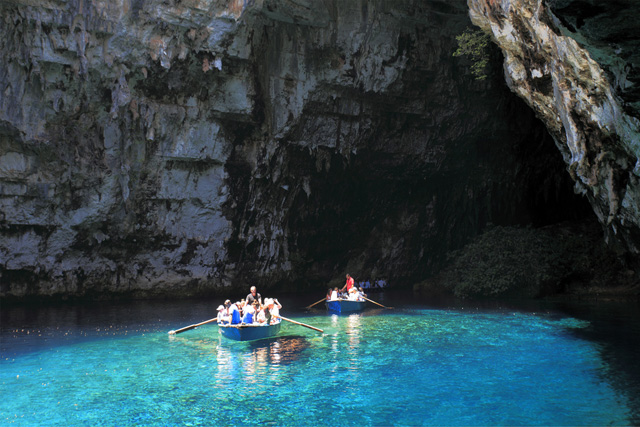 Remando dentro de uma caverna em Cefalônia, na Grécia.