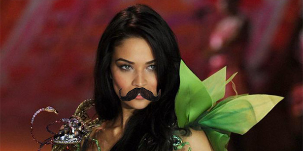 Mulheres bonitas até de bigode