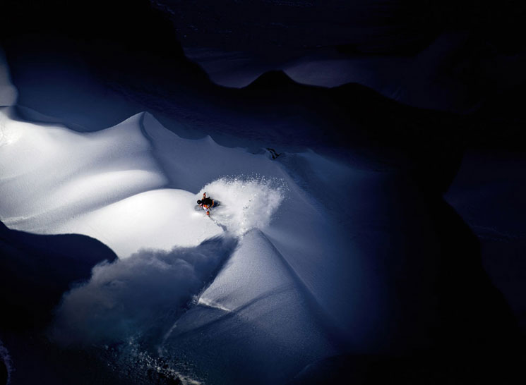 Scott Serfas venceu na categoria Illumination com esta foto de Travis Rice, nas montanhas de Tordrillo, Alasca.