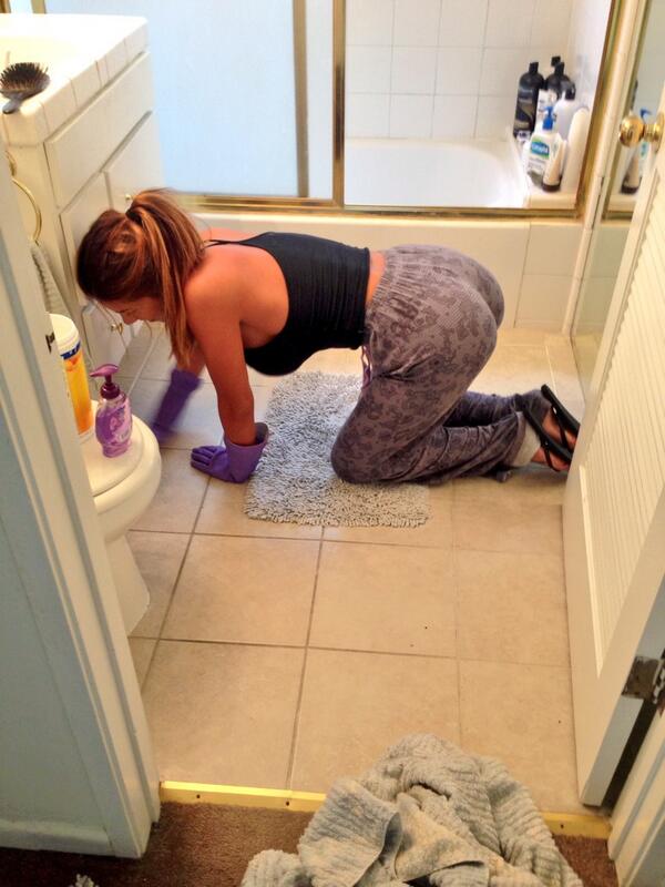 Devin Brugman limpando a casa