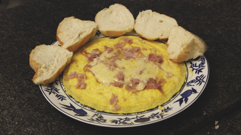 Aprenda como fazer um omelete de presunto e queijo