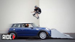 Tony Hawk pulando um mini cooper em movimento