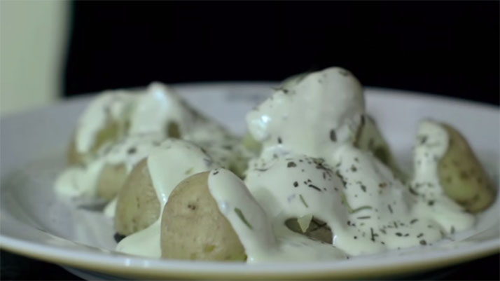 Aprenda como fazer Batata ao molho de Gorgonzola no micro-ondas