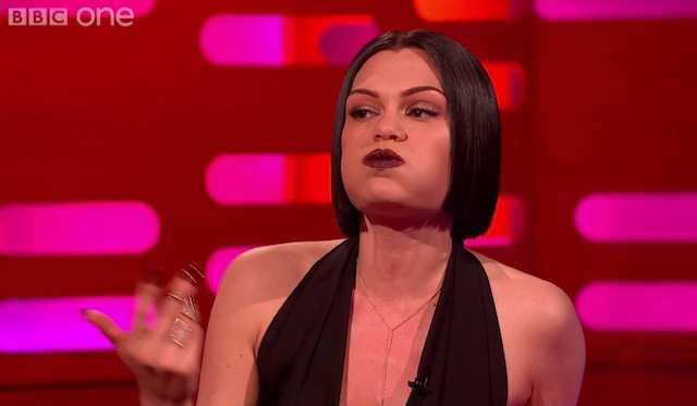 Jessie J cantando "Bang Bang" sem abrir a boca