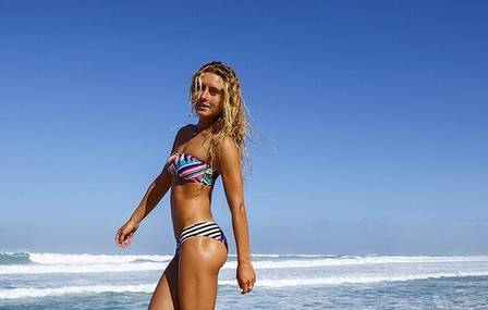 as-21-surfistas-profissionais-mais-sexy-do-mundo8