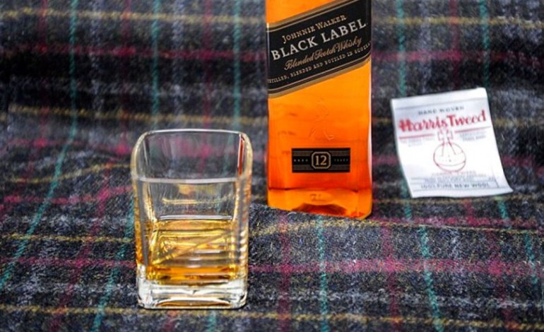 Harris Tweed Hebrides e Johnnie Walker criaram um cobertor que cheira a Whisky