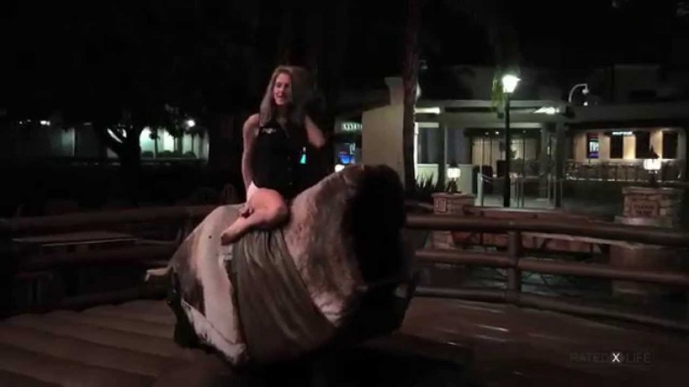 Atrizes pornos no touro mecânico