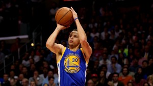 Stephen Curry acerta cesta da entrada do vestiário
